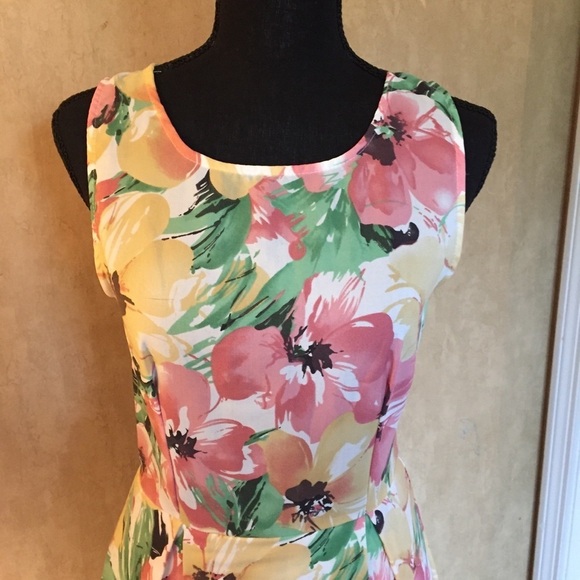 LUXE Floral Dress - Picture 2 of 6